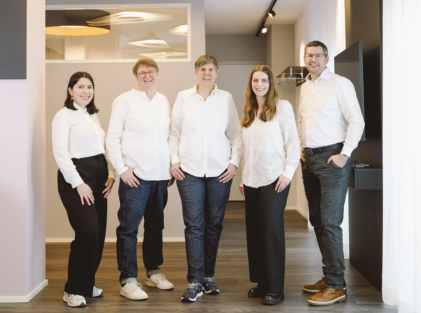 Teamfoto Hörakustik Reiser rund um Eva Reiser und Katharina Bertele