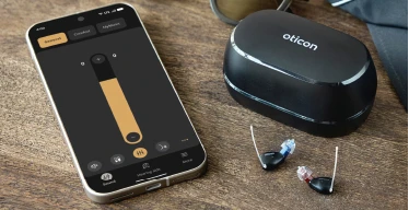 Oticaln Hörsysteme ZEAL und INTENT auf Holztisch